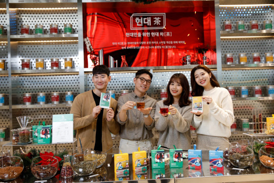 현대 모터스튜디오 현장에서 차 재료를 활용해 방향제를 만드는 나만의 현대차 방향제 만들기 블렌딩 체험존이 진행되고 있다.  현대자동차 제공